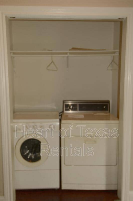 Building Photo - 2821 1/2 Columbus Avenue