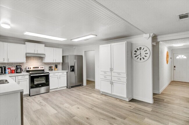 Building Photo - 185 Weiss Bluff Rd