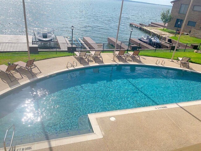 Building Photo - 801 River Rd