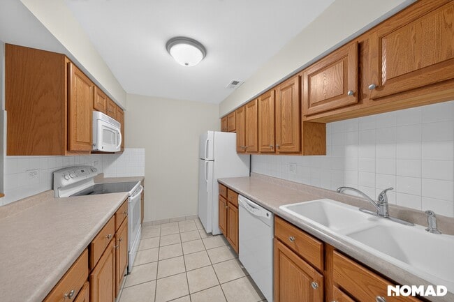 Building Photo - 1420 Stonebridge Cir