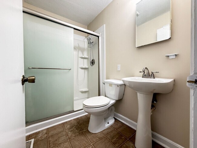 Building Photo - 825 Parkway Dr