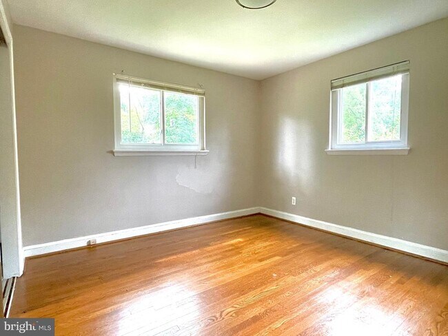 Building Photo - 3703 Larchmont Dr