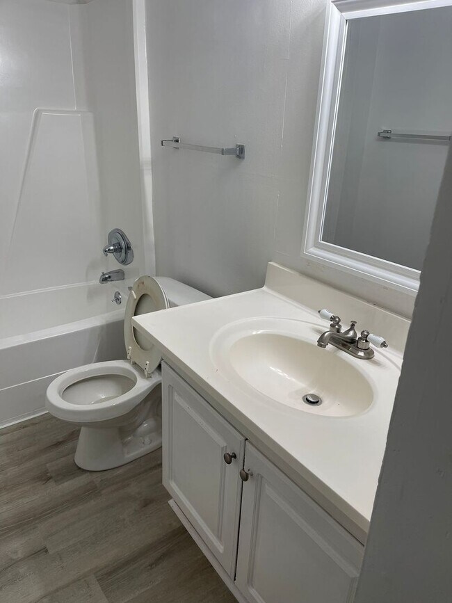 Building Photo - Modern 2-Bed, 1-Bath Oasis with Central Air and Gourmet Kitchen