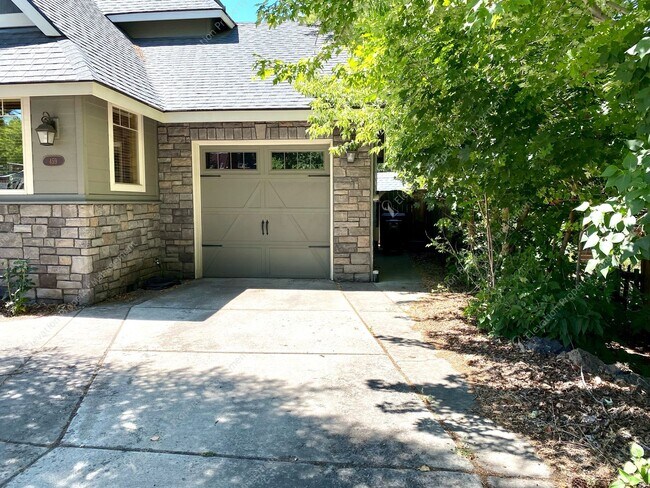 Building Photo - *Coming Soon* Charming Old Bend Rental | 3...