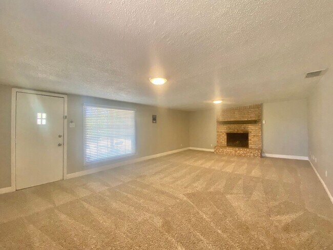 Building Photo - NOW AVAILABLE - Great 3 bedroom 2 bath nea...