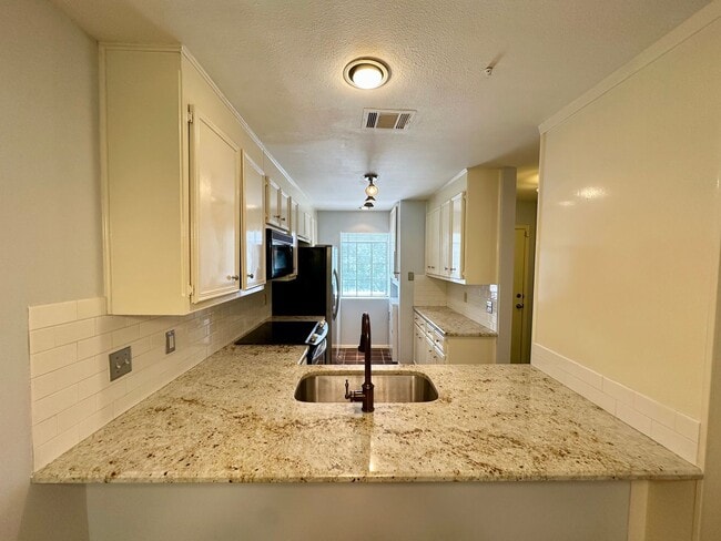 Primary Photo - 2/2 Condo Near West Lake