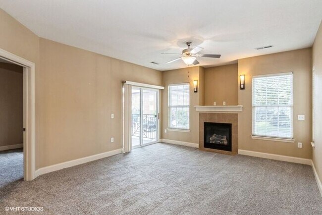 Building Photo - $2,100 | 3 Bedroom, 2 Bathroom Condo | No ...