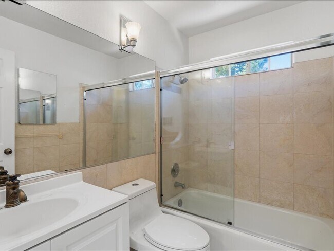 Building Photo - 930 Valley View Dr