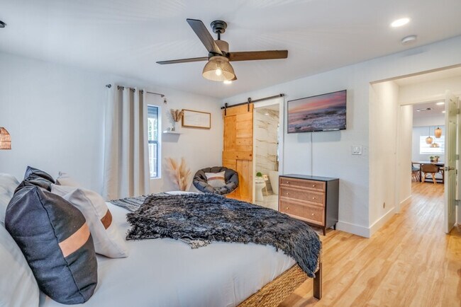 Building Photo - 1814 NW 14th Ave