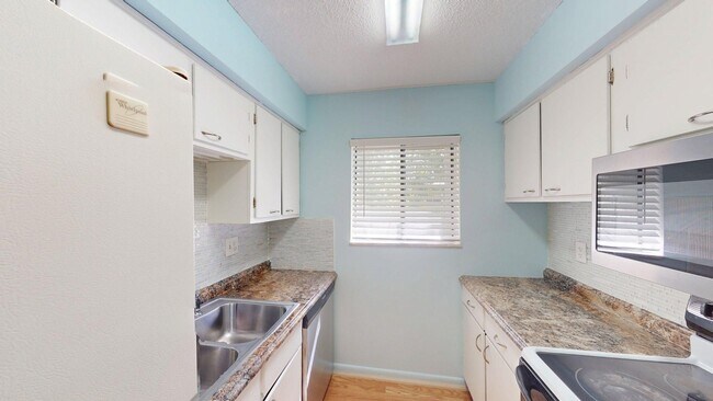 Building Photo - 1BR/ 1BA Condo In Springwood   ** Water In...