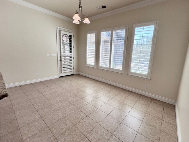 Building Photo - $2,695 Bullard & Hwy 99, 4 Bedroom With So...