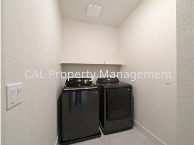 Building Photo - Beautiful 5 Bedroom Home in Hollister