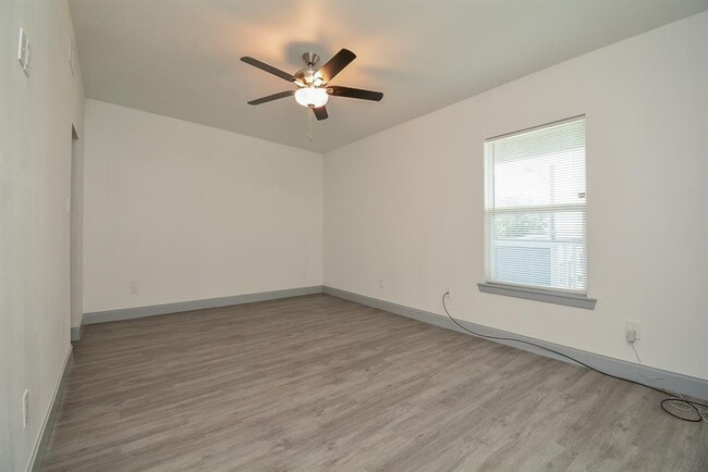 Building Photo - 5018 Avenue M 1/2