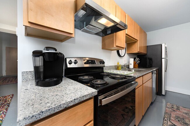 Building Photo - 2 Bedroom 2 Bath Loft Along the Little Mia...