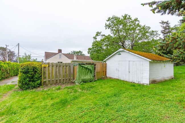 Building Photo - Charming 3-Bedroom Home Near Downtown Oak Harbor –Pet Friendly home.