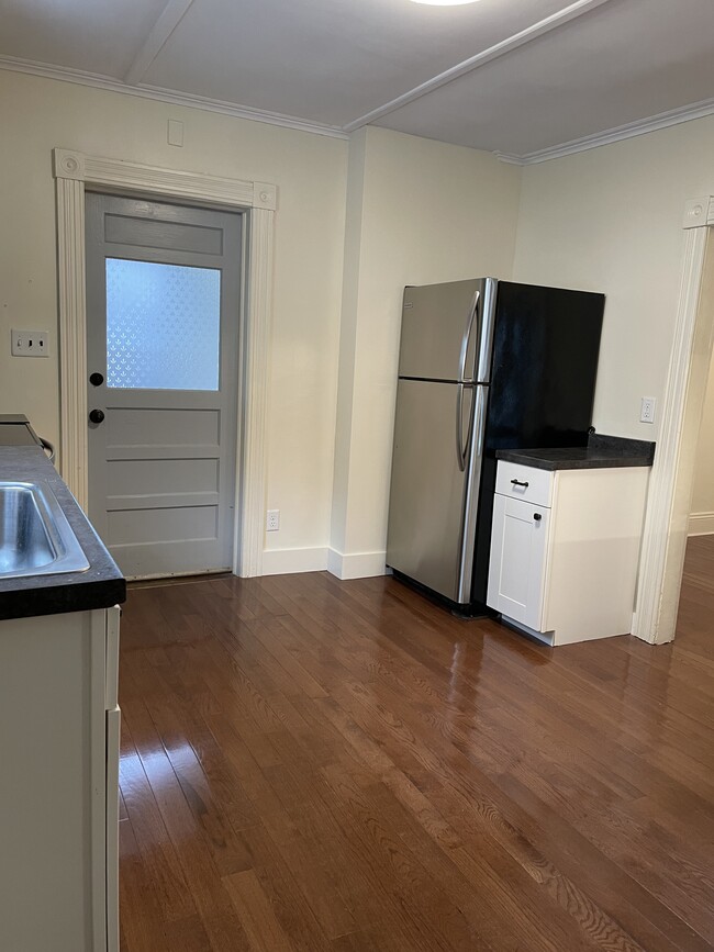 Building Photo - 14 Tyler St