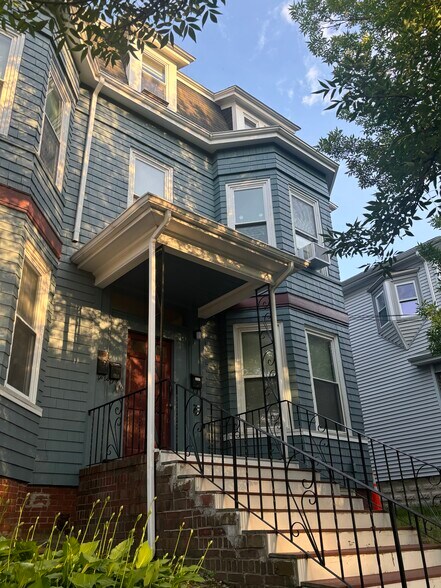 Primary Photo - 7 Bond St