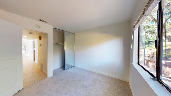 Building Photo - 37-1 Clay Ct-37