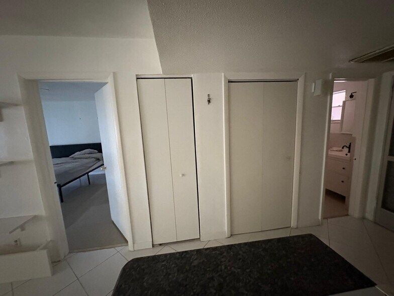 Building Photo - 215 SE 3rd Ave