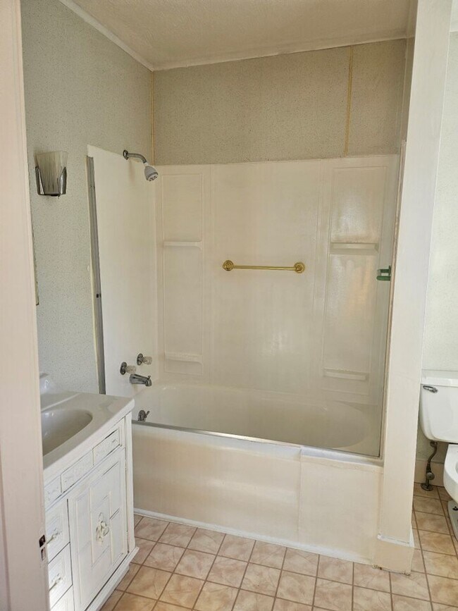 Building Photo - 147 S Main St