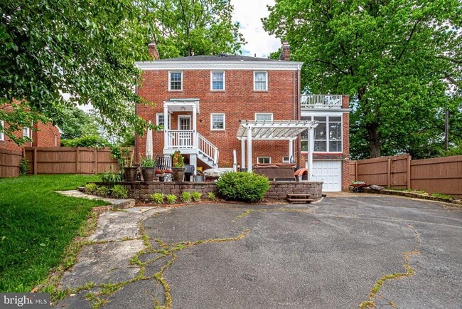 Building Photo - 609 Upland Pl