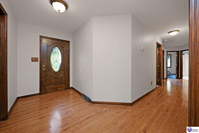 Building Photo - 306 Forest Trce