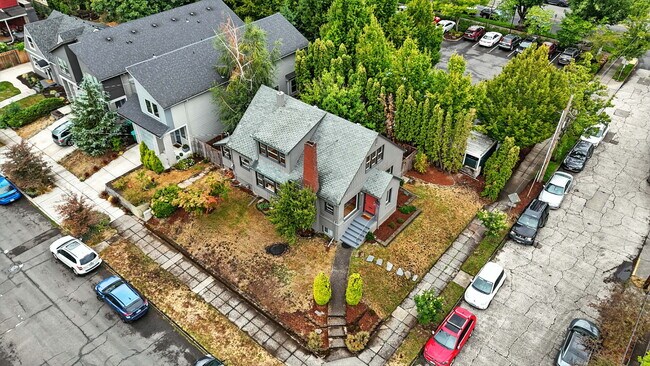 Building Photo - 423 NE 55th Ave
