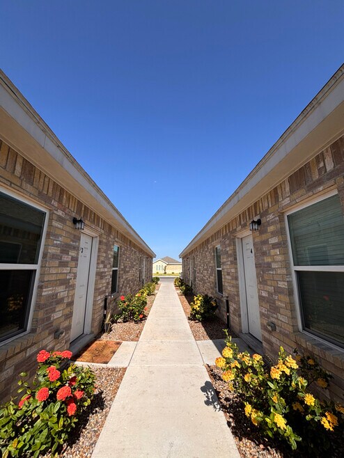 Building Photo - 4906 N Hiawatha Dr