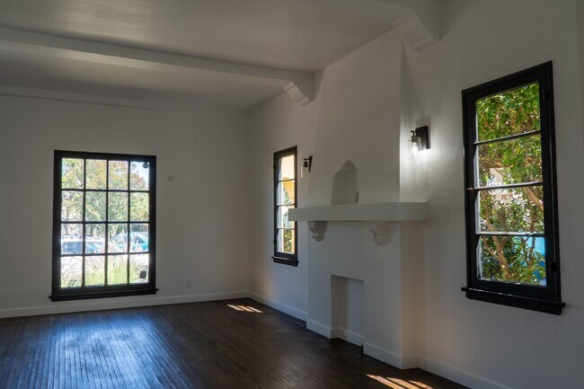 Building Photo - 1521 S Stanley Ave