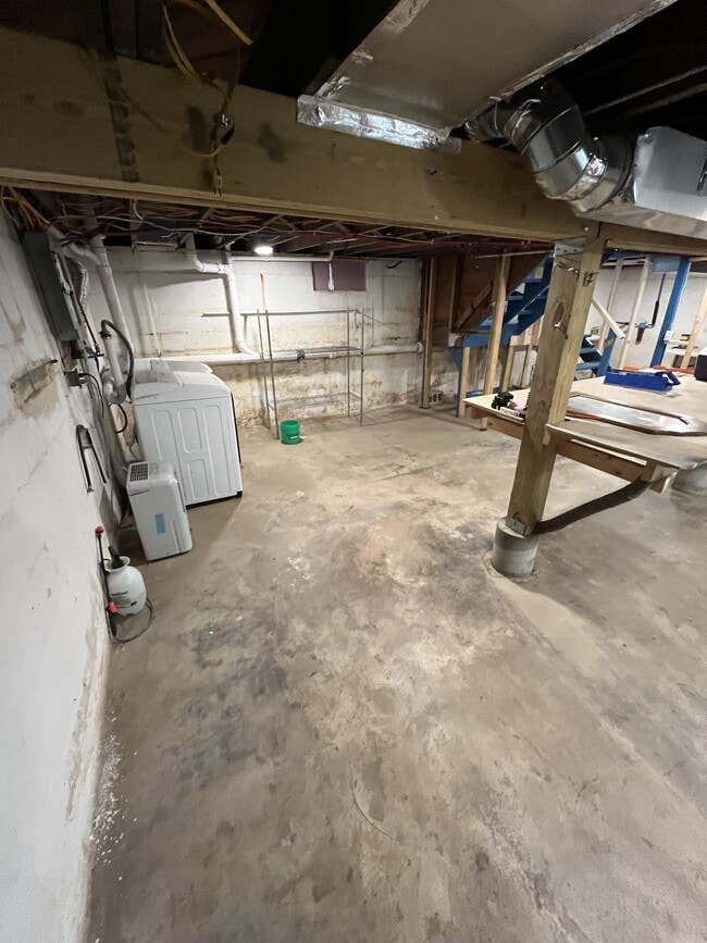 Building Photo - 1910 Hst W 10th St