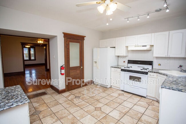 Building Photo - 5753 Rogers Ave