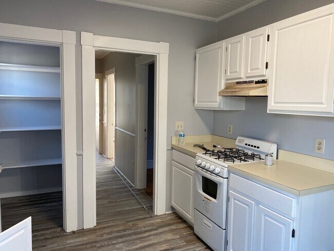 Building Photo - 204 Banks St