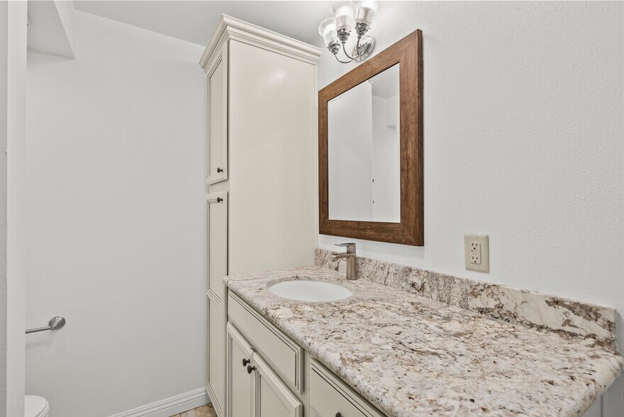 Bathroom 1 - 19156 Avenue of the Oaks