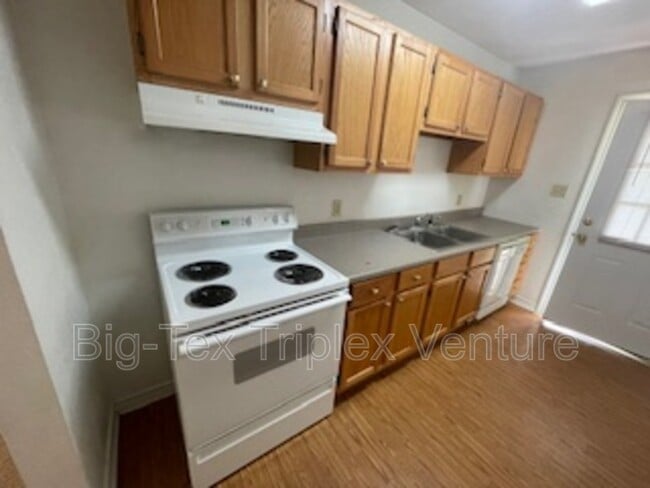 Building Photo - 262 N Pecan St