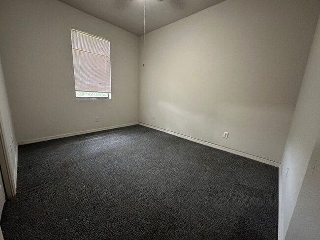 Building Photo - Spacious End-Unit Townhome Under Market Value – Freshly Updated & Prime Plant City Location
