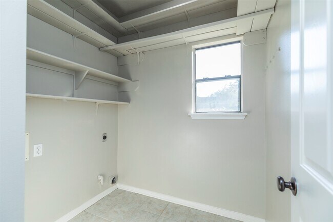 Building Photo - 13110 Mills River St