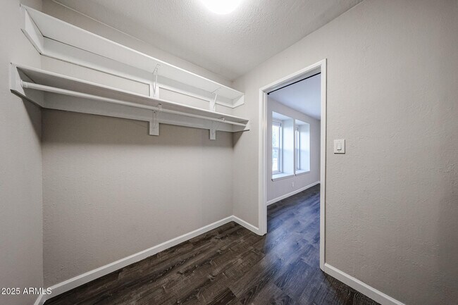 Building Photo - 1014 E Bendix Dr