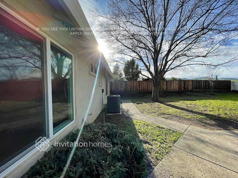 Building Photo - 5000 Mesa Ridge Dr