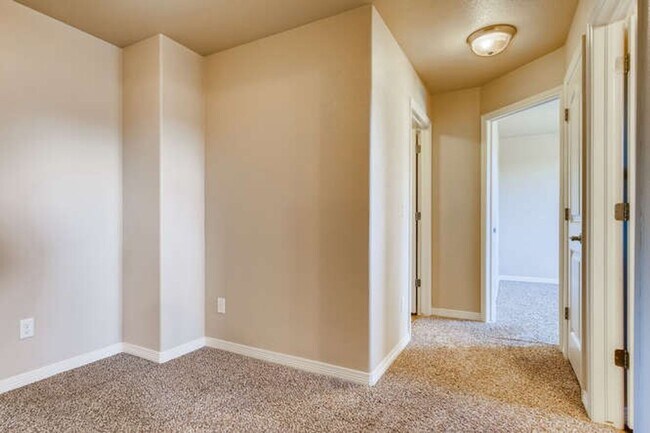 Building Photo - Evolve Real Estate: Available November 1 U...