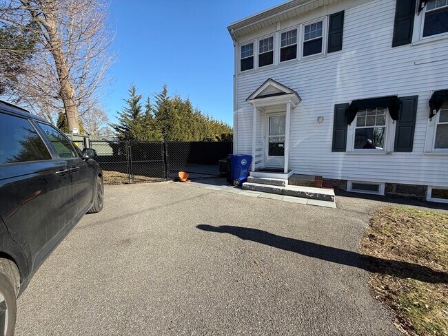 Building Photo - 9 Hollis St