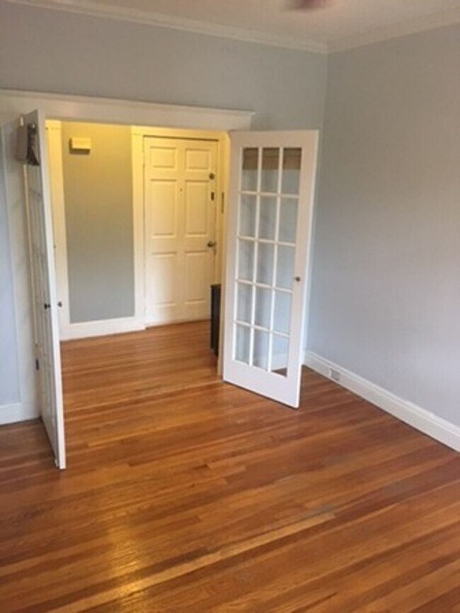 Building Photo - SEPTEMBER 1 - Brookline 3 BR 2 BA