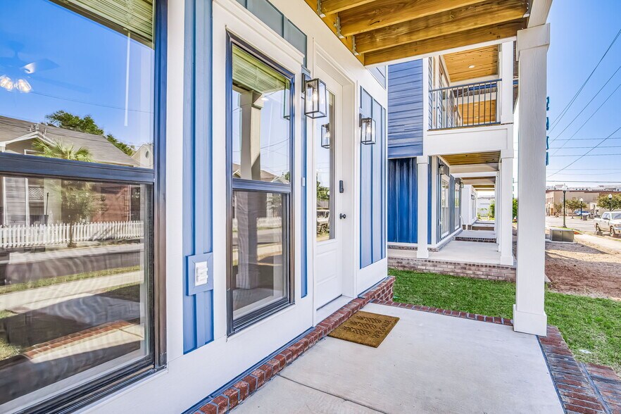 Building Photo - 580 N De Villiers St