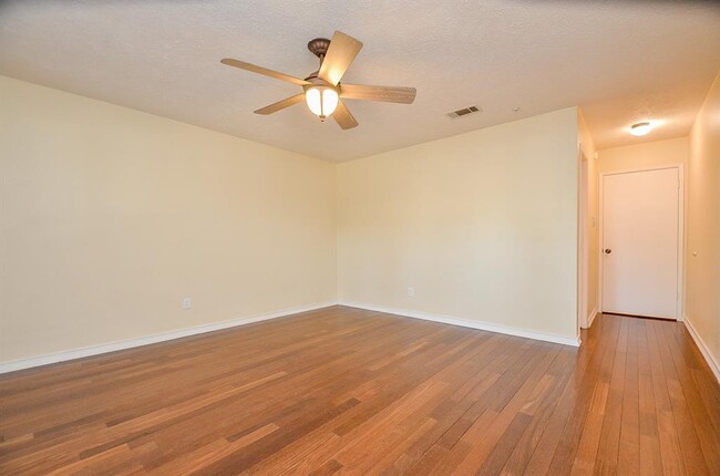 Building Photo - 2731 River Birch Dr