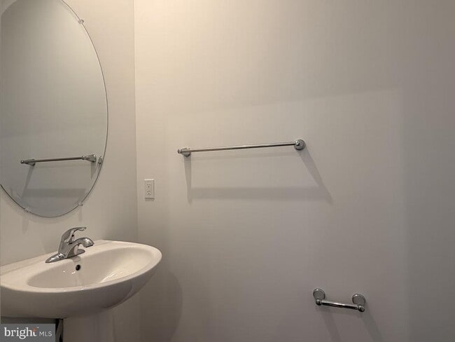 Building Photo - 453 Husky Trl