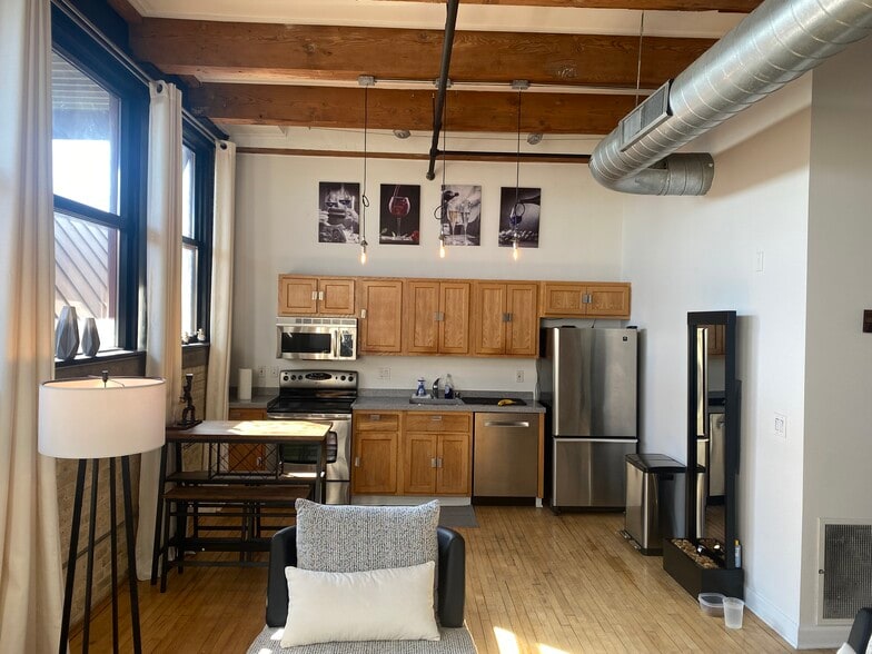 Building Photo - 215 W Maple St