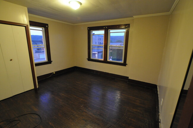 Building Photo - Large 2-3 Bed Apt. Beaver Falls! - $595 NO...