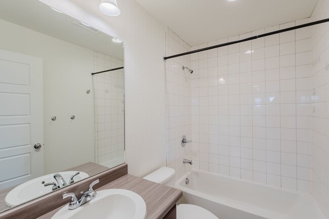 Building Photo - 2656 Champagne Ave