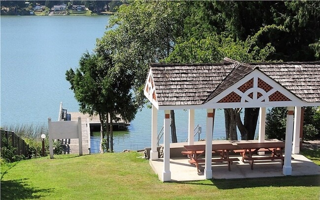 Building Photo - UNIQUE RAMBLER with views in Dockside at Kitsap Lake!