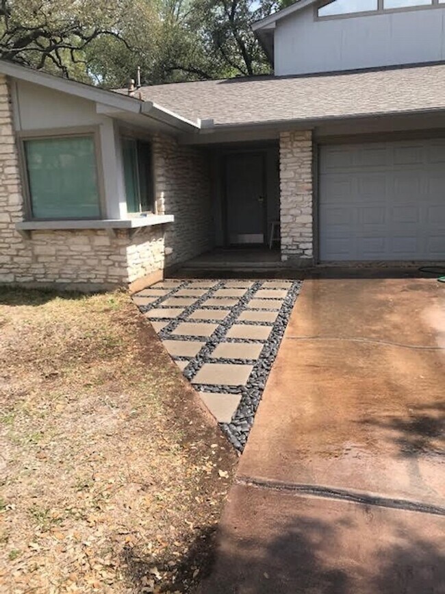 Building Photo - 4/3 w/ Fenced yard & enclosed patio!
