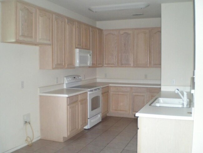 Building Photo - 2213 Willow Dr